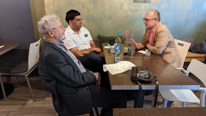 Chess computer developer Frederic Friedel (left), Viswanathan Anand (center) and Christian Hesse (right) in conversation after the decisive game