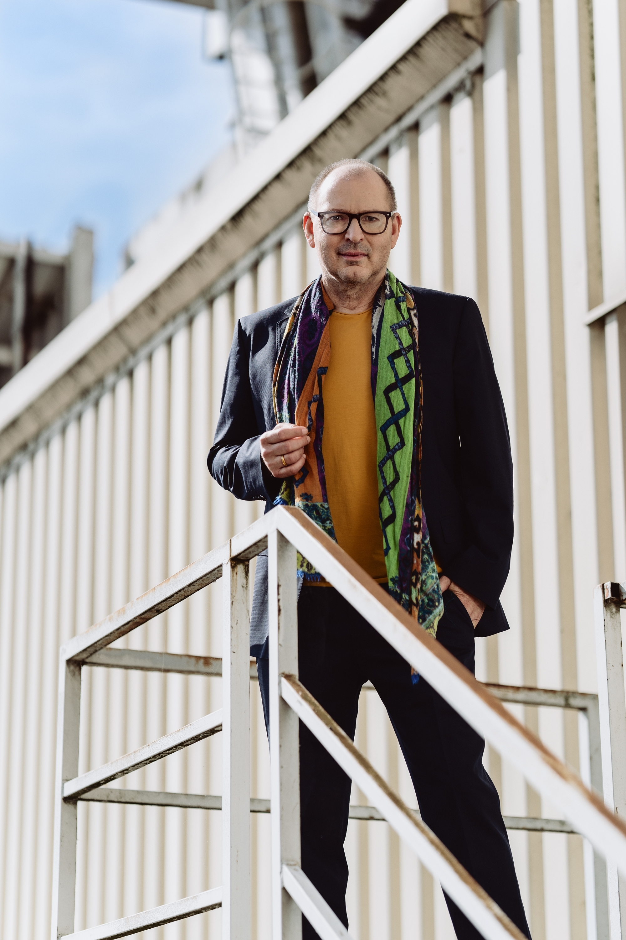 Prof. Hesse stehen auf einer Aussentreppe