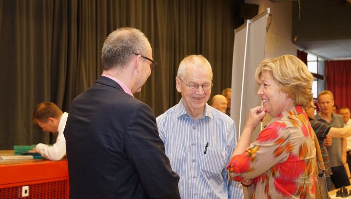 Bahnchef Dr. Richard Lutz (links beim Signieren), Prof. Dr. Christian Hesse, Großmeister Dr. Helmut Pfleger und Prof. Dr. Andrea Römmele vor dem offiziellen Teil.
