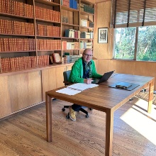 Christian Hesse in Thomas Mann Villa in Pacific Palisades. Sitzend am Schreibtisch